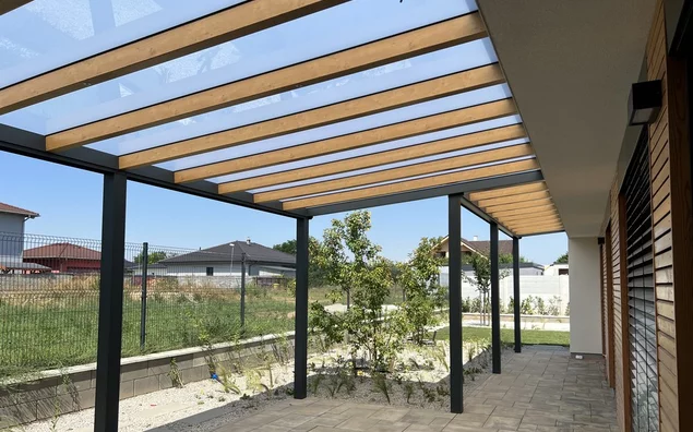 Dizajnová pergola s drevodekorom