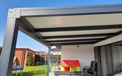Dizajnové hliníkové pergoly moderný štýl prestrešenia terasy
