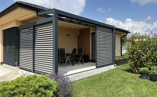 Hliníková pergola ako prirodzené rozšírenie priestoru terasy