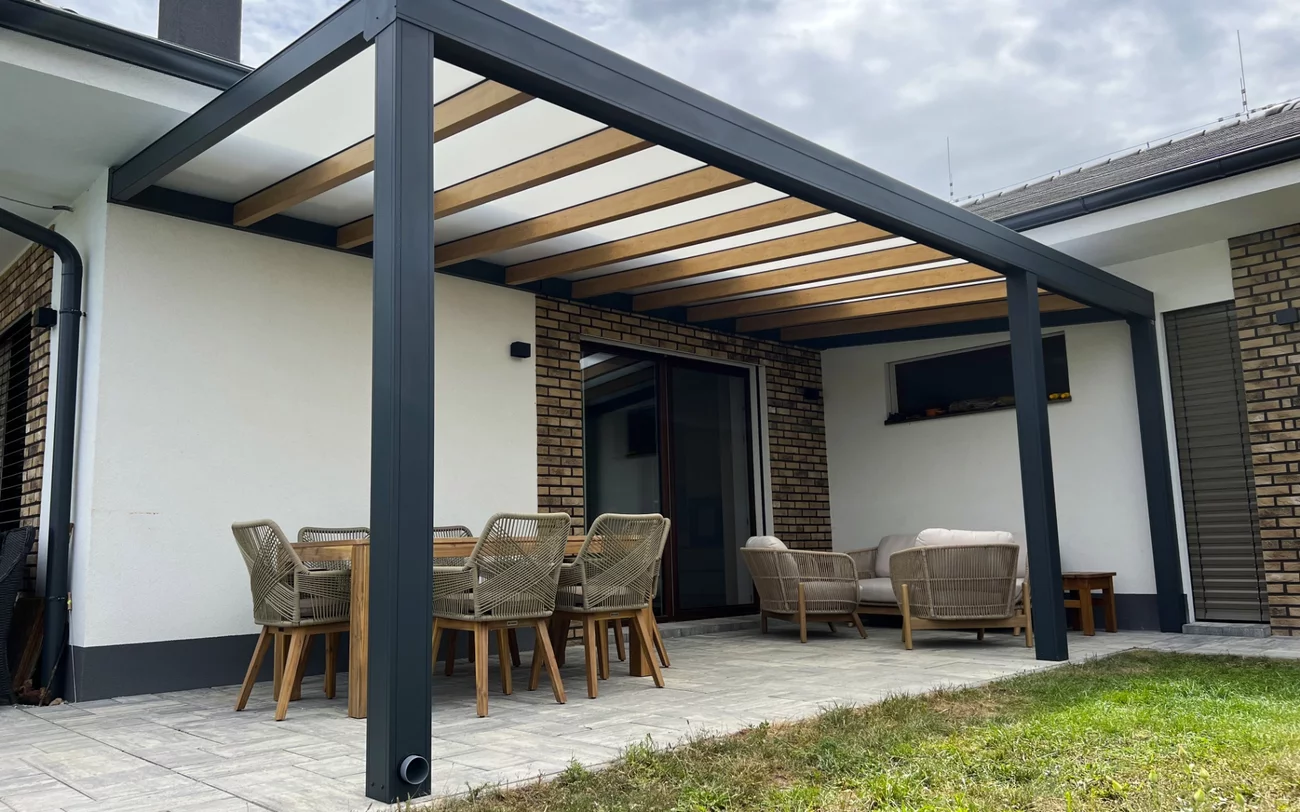 hliníková pergola na záhrade – výhody hliníka