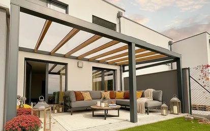 Hliníková pergola, prístrešok alebo drevený altánok – čo sa oplatí viac?