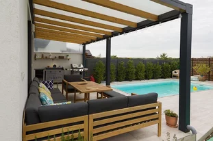 Hliníková pergola s dekorom dreva