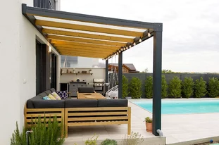Hliníková pergola s dekorom dreva