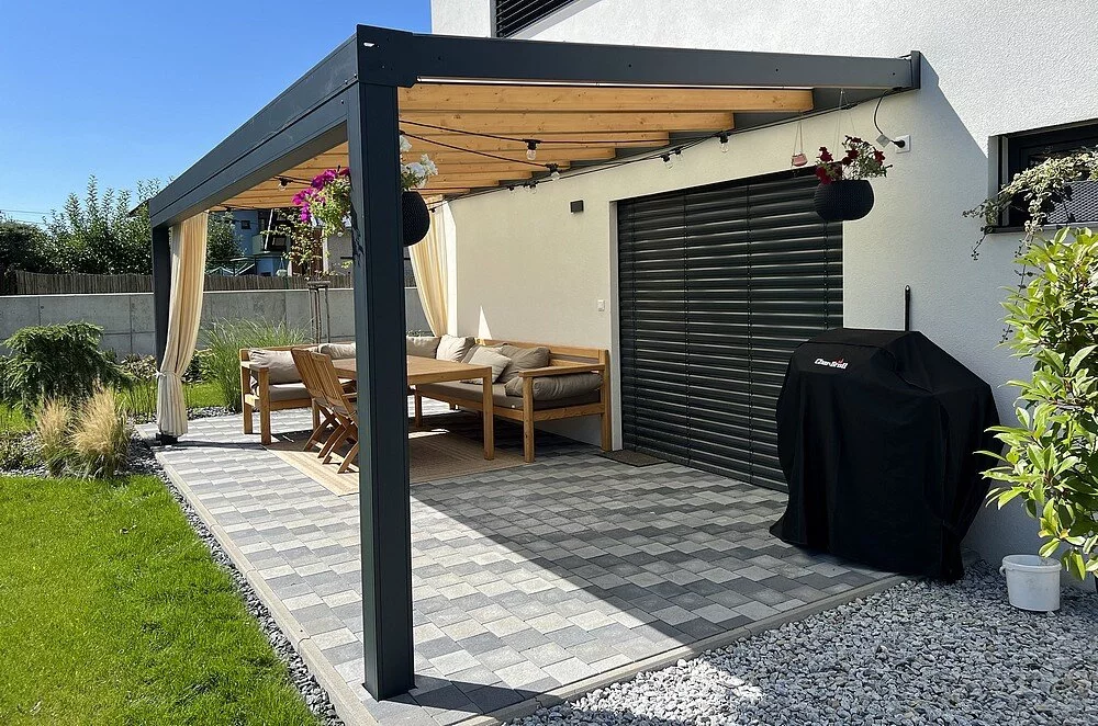 Hliníková pergola s dekorom dreva Hliníková pergola s dekorom dreva