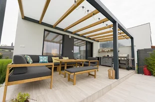 Hliníková pergola s dekorom dreva