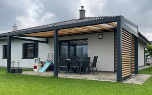 Hliníková pergola s posuvným tienením