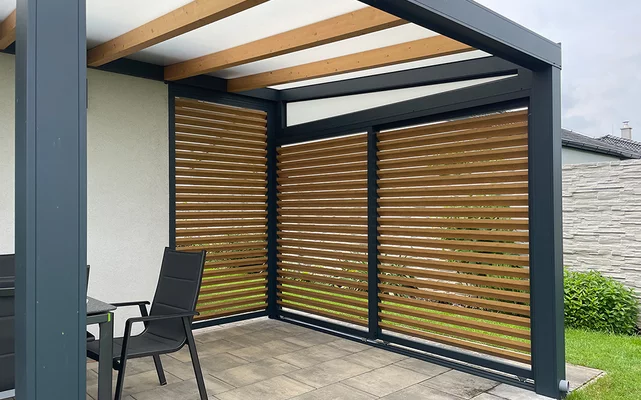 Hliníková pergola s posuvným tienením
