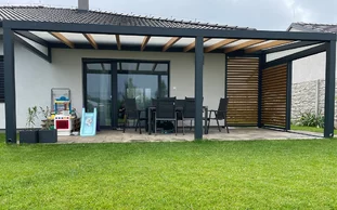 Hliníková pergola s posuvným tienením