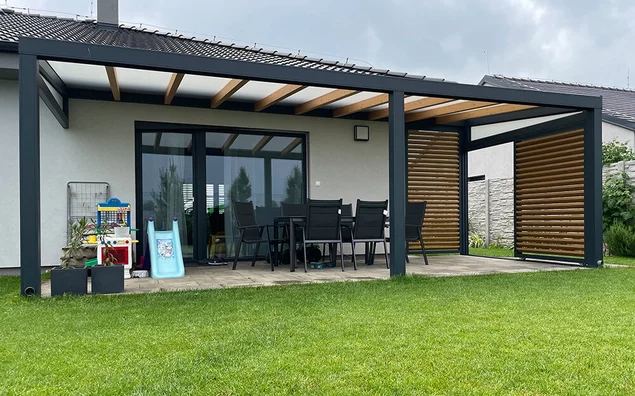 Hliníková pergola s posuvným tienenim