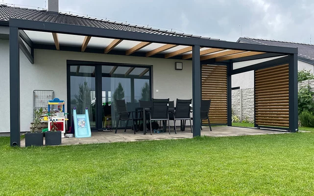 Hliníková pergola s posuvným tienením