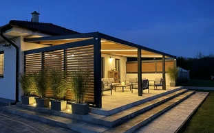 Hliníková pergola večerná atmosféra