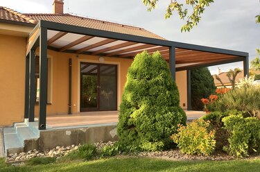 Hliníkové pergoly a hliníkovo-drevené pergoly moderné zastrešenie terasy pri dome 2