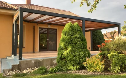 Hliníkové pergoly a hliníkovo-drevené pergoly moderné zastrešenie terasy pri dome 2