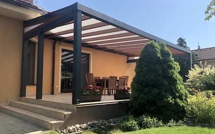 Hliníkové pergoly a hliníkovo-drevené pergoly moderné zastrešenie terasy pri dome