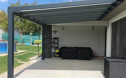 Moderná hliníková pergola zastrešenie terasy pri dome