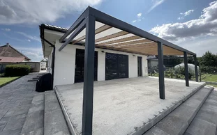 Pergola s pevnou strešnou krytinou Pergola s pevnou strešnou krytinou