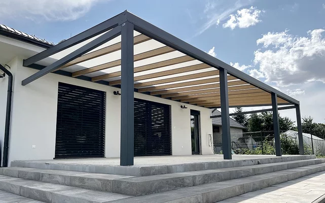 Pergola s pevnou strešnou krytinou Pergola s pevnou strešnou krytinou