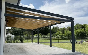 Pergola s pevnou strešnou krytinou Pergola s pevnou strešnou krytinou