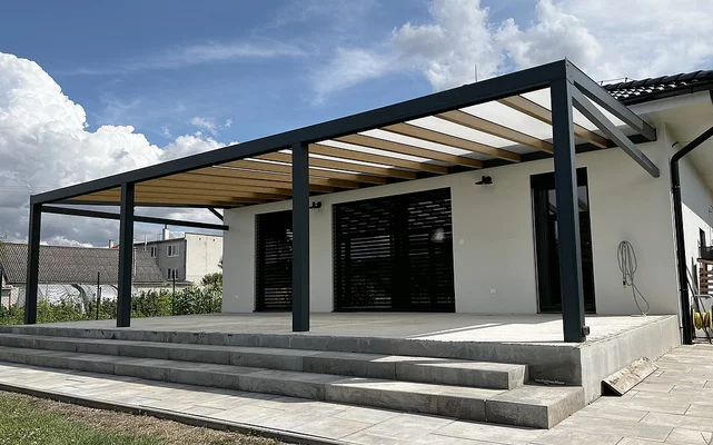 Pergola s pevnou strešnou krytinou Pergola s pevnou strešnou krytinou