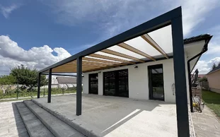 Pergola s pevnou strešnou krytinou Pergola s pevnou strešnou krytinou