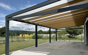 Pergola s pevnou strešnou krytinou Pergola s pevnou strešnou krytinou