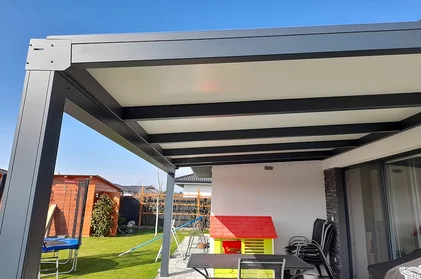 Pergoly z hliníka moderné zastrešenie terasy pri dome