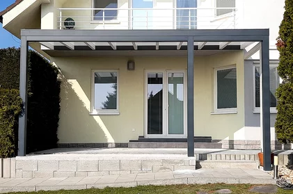 Pergoly z hliníka moderné zastrešenie terasy pri dome